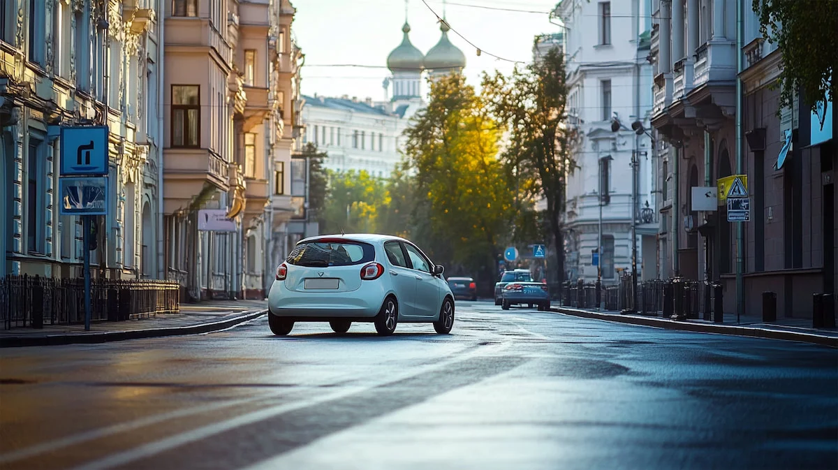 Утро в городе, автомобиль на улице