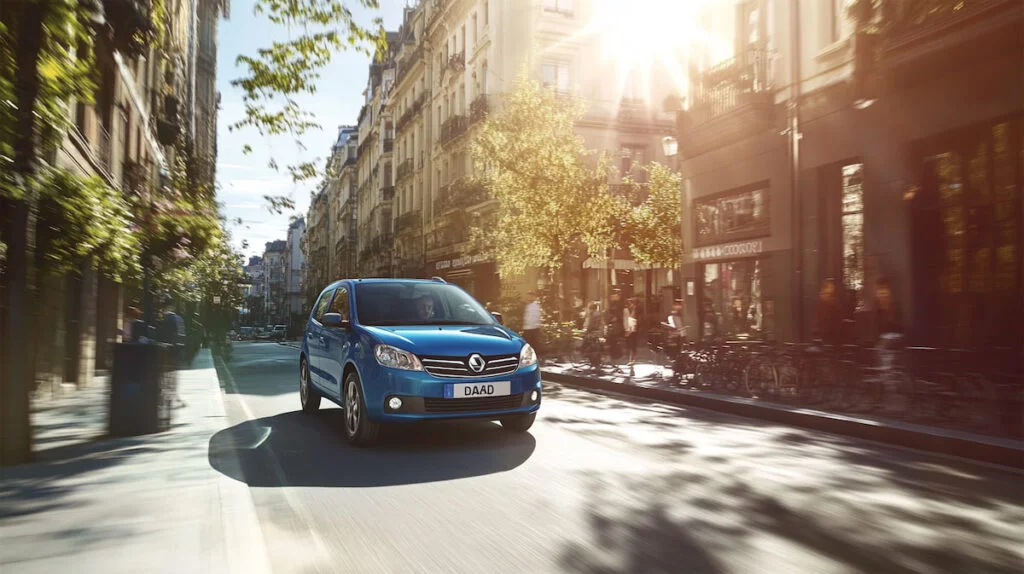 Синий автомобиль на улице города, солнечный день.