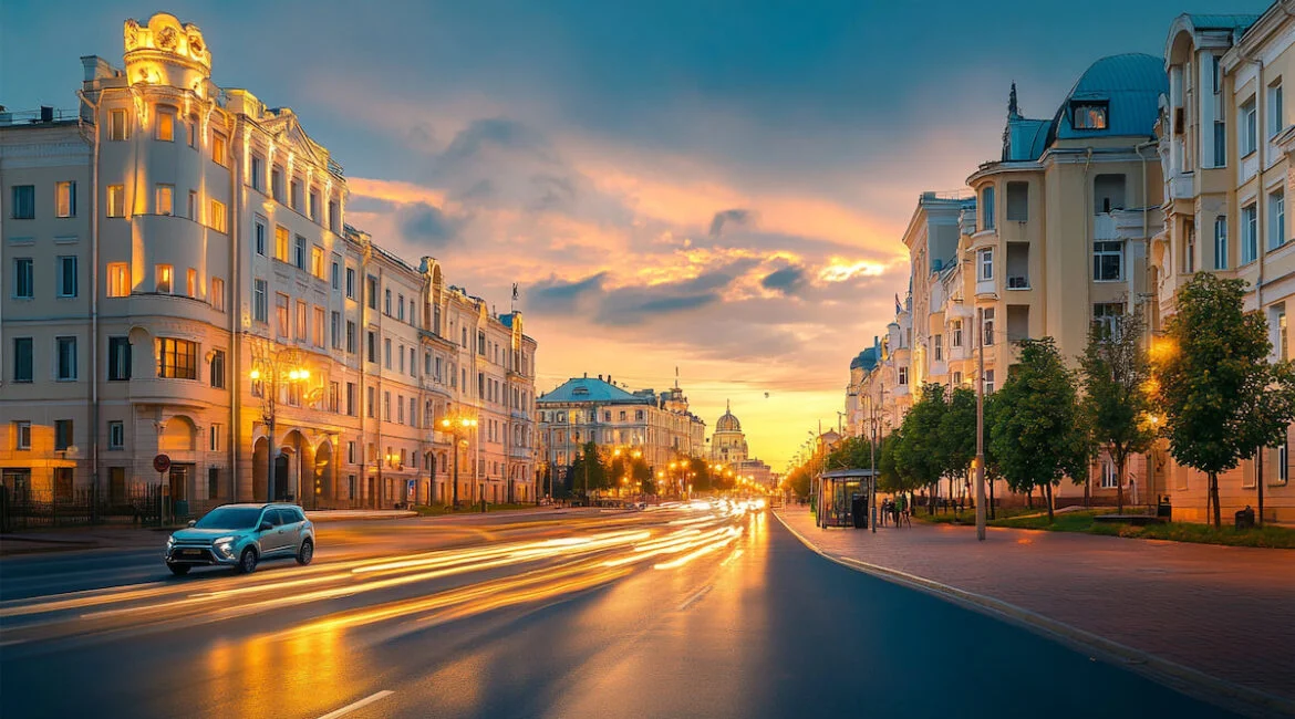 Городской пейзаж вечером с подсветкой зданий и дороги