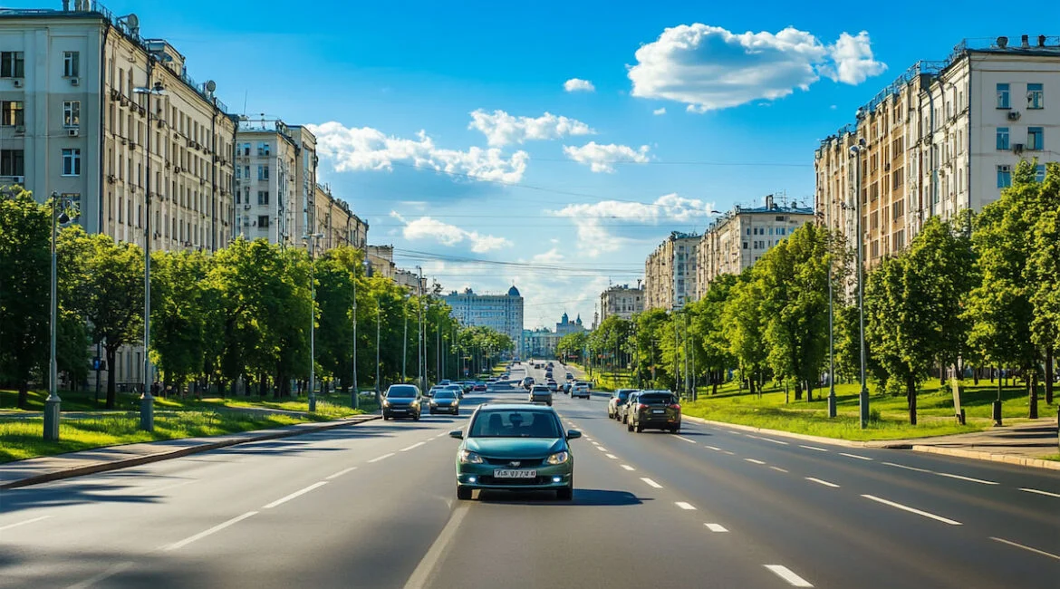 Дорога в городе с машинами и зданиями