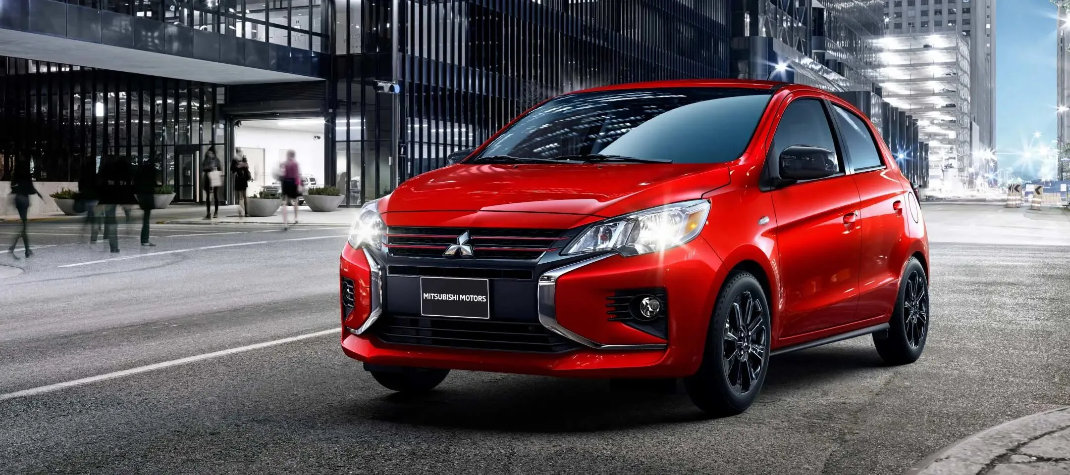 2022 mitsubishi mirage hatchback red Красный автомобиль Mitsubishi на городской улице