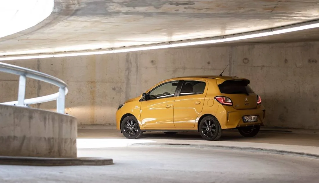 6mcnx8o98wiuwr82gfoqio 9344af2114f8cbb7dbfa694c6aad2f84 mitsubishi space star side 1100 Жёлтая машина в бетонном гараже.