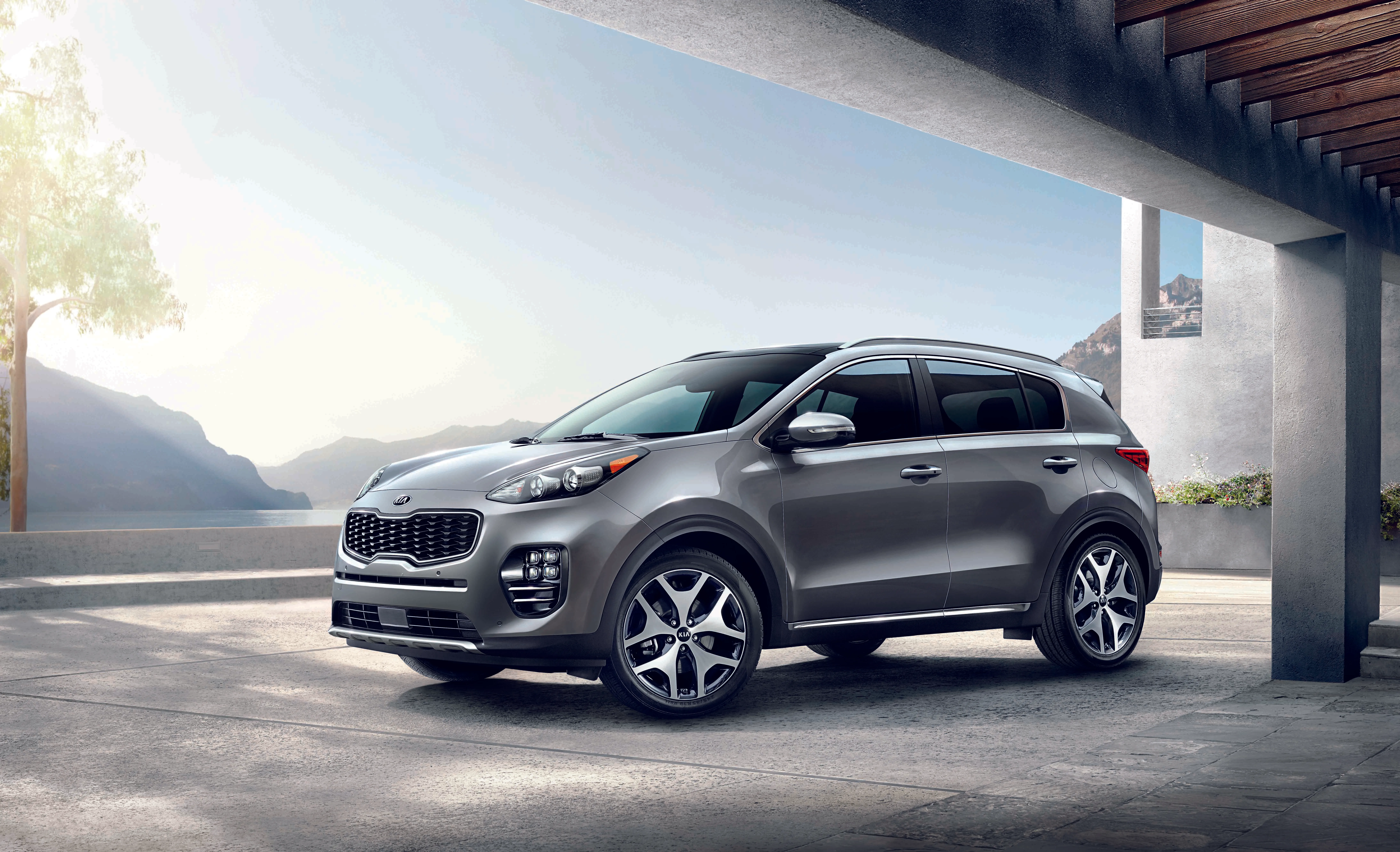 kia sportage Серый внедорожник на солнечной парковке