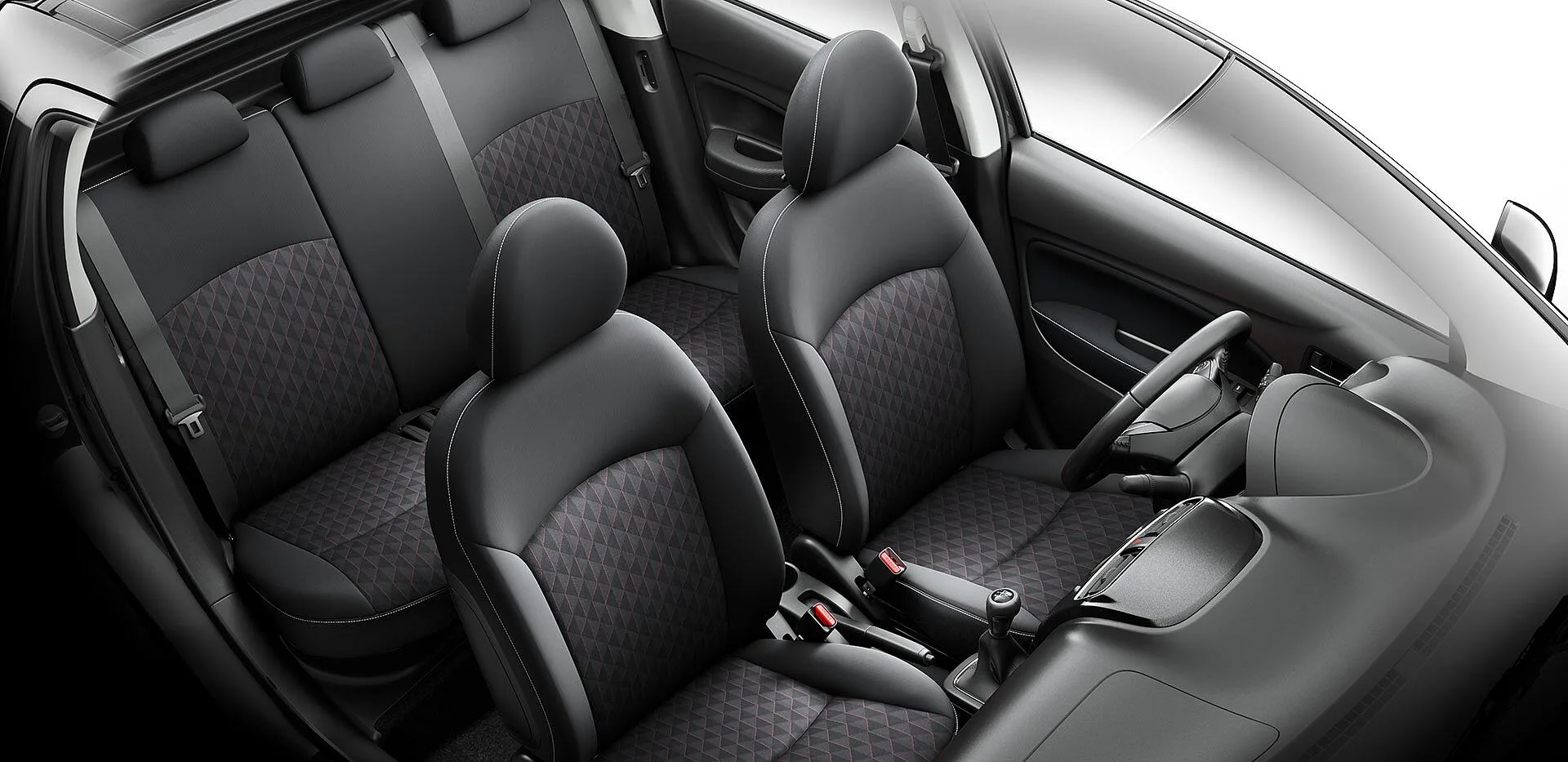 space star 20 05 v2 Интерьер автомобиля с черной обивкой сидений.