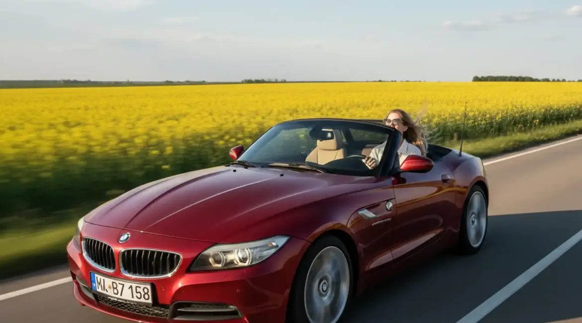 Красный кабриолет BMW Z4 на просёлочной дороге Беларуси с открытым верхом