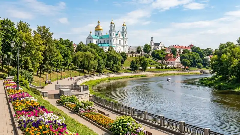 Набережная Витебска с Успенским собором летом