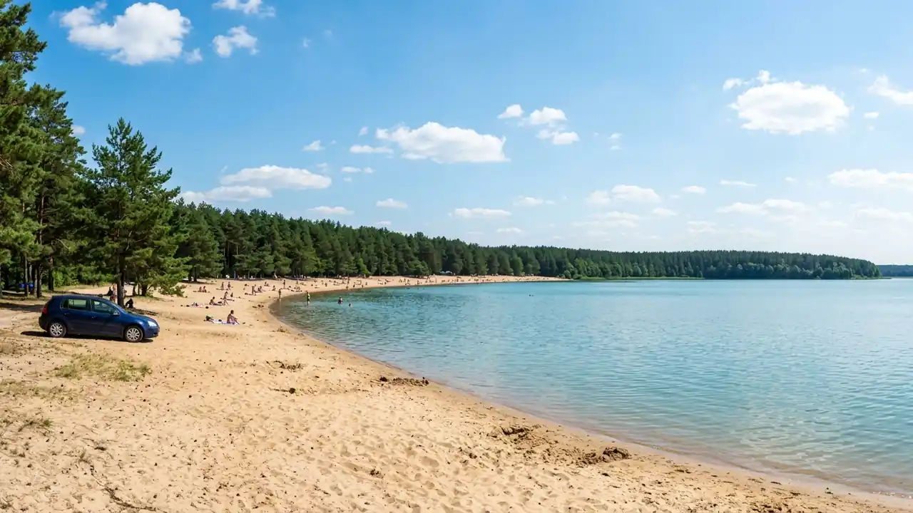 Песчаный пляж Минского моря с авто у берега летом